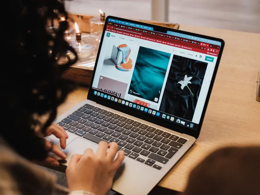Persona buscando en su computadora antes de decidir una compra
